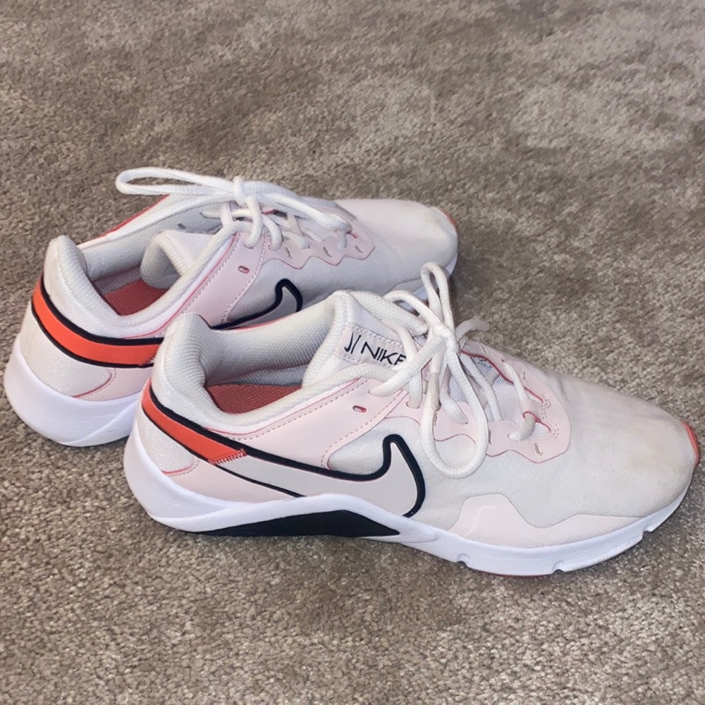 WOMENS NIKE LEGEND ESSENTIAL 2 TRAINING SNEAKER